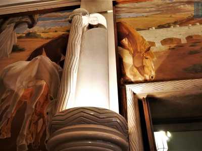 Ai due ingressi dalla sala campeggiano quattro statue di donne che versano acqua in una conca